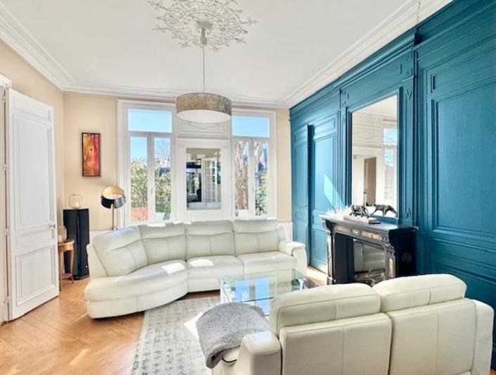 Votre agence de proximité locale vous propose ce bien exceptionnel et rare.   PROX GARE CENTRE VILLE   Cette maison indépendante de charme de 216 m2 hab plein sud au calme proche de toutes les commodités sur grand jardin avec piscine intèrieure , 2 garages , 3 parkings.  Son organisation très fonctionnelle offre une  entrée indépendante, cuisine équipée et aménagée, grande pièce de réception.  7 chambres dont 1 au rez de chaussée avec salle de douches , 3 wc , 1 a chaque niveau. 2 salle de bains. ...