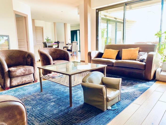 A vendre, à acheter à Mont Saint Aignan résidentiel, cette propriété de style contemporain de 200 m2  habitable sur un terrain plat et clos .