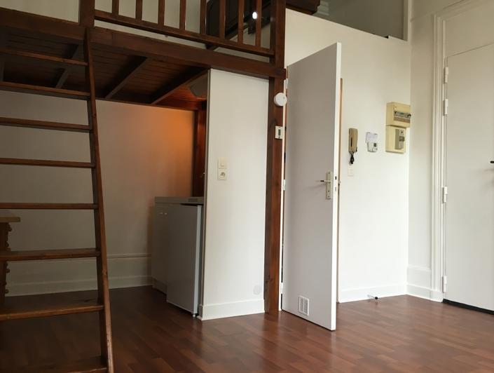 A vendre et situé à  Rouen rive droite vieux marché ,cet appartement studio 21 m2 en bon état avec parking est organisé en une    pièce principale avec mezzanine, une  cuisine meublée, une  salle de douches avec wc et son chauffage est  individuel et son PRIX  est de 66000€ FAI TTC. 