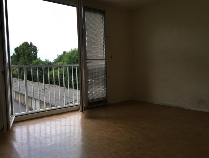 A vendre à  Bois guillaume cet appartement F2  42 m2 avec parking et cave propose  une entrée,une  cuisine,un  séjour,  une  chambre, une salle de douches, un wc.  sa double exposition est /ouest permet un grande luminosité.  Son PRIX est de  69000 € FAI TTC et ses charges annuelles s'élèvent à 1008€.