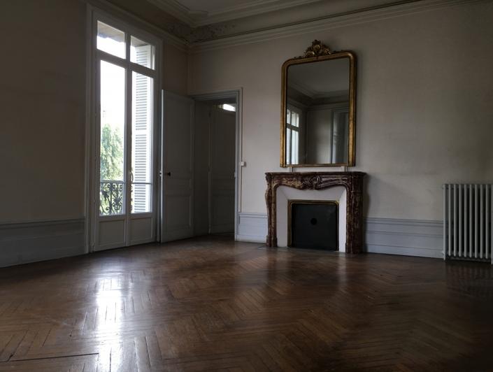 cet appartement est à ACHETER à Rouen centre. de  type ancien  il garde ses  parquets, moulures et  cheminées.  il dispose d'une surface de 117 m² habet est  situé au premier étage et il est proposé au Prix de  265 000€euros FAI TTC.