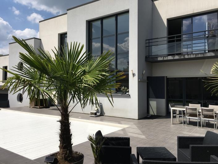 a vendre à  mont saint aignan    cette Véritable maison contemporaine d'architecte sur 800 m2  avec garage, parkings  et piscine chauffée est organisée avec une   entrée en mezzanine , une grande réception ouvertesur le  séjour salon avec cheminée, une salle à manger, une cuisine avec coin repas entièrement équipée.