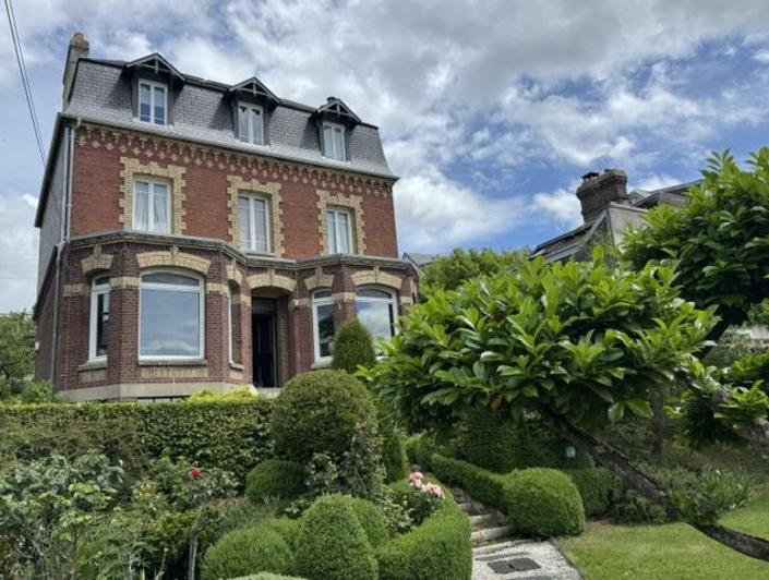 Maison ancienne sur site exceptionnel, rénovée avec vue exceptionnelle , stationnements, jardin cette authentique maison de maître indépendante du XIXè de 210 m2 hab, les combles en cours de rénovation ne sont pas comptabilisés , avec vue panoramique à fait l'objet d'une rénovation particulièrement soignée. Les parquets , les moulures, les cheminées , les pavés de ciment, les vitraux tout y est , le ton est donné ! Maison ancienne sur site exceptionnel, rénovée avec vue exceptionnelle , stationnements, jardin cette authentique maison de maître indépendante du XIXè de 210 m2 hab, les combles en cours de rénovation ne sont pas comptabilisés , avec vue panoramique à fait l'objet d'une rénovation particulièrement soignée. Les parquets , les moulures, les cheminées , les pavés de ciment, les vitraux tout y est , le ton est donné !