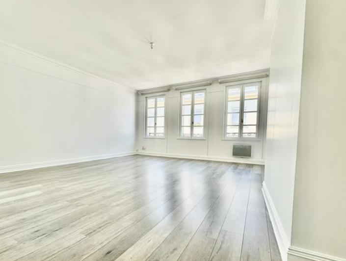 Votre agence de proximité locale vous propose   Rouen centre square  VERDREL  cet appartement duplex en bon état de 99 m2  loi carrez avec cave et possibilité de parking protégé.  Organisé en une entrée avec placard, dégagement , wc, cuisine grand séjour lumineux.  En duplex, palier, trois chambres dont une suite avec salle de bains, salle de douches.  classé en D 193 en tout électrique indépendant très économique  Au niveau de la copropriété : 6 lots principaux /charges annuelles 1300 €  Son  prix ...