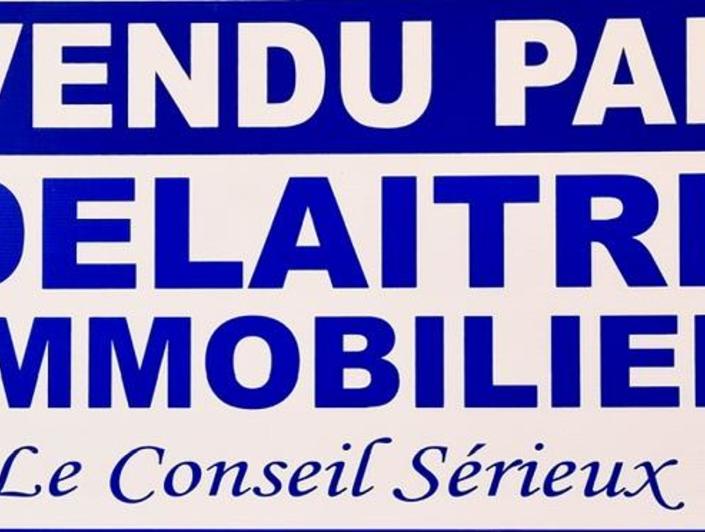 Votre agence de proximité locale vous propose ce bien exceptionnel et rare.   PROX GARE CENTRE VILLE   Cette maison indépendante de charme de 216 m2 hab plein sud au calme proche de toutes les commodités sur grand jardin avec piscine intèrieure , 2 garages , 3 parkings.  Son organisation très fonctionnelle offre une  entrée indépendante, cuisine équipée et aménagée, grande pièce de réception.  7 chambres dont 1 au rez de chaussée avec salle de douches , 3 wc , 1 a chaque niveau. 2 salle de bains. ...