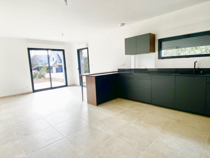 A vendre plateau EST résidentiel   Cette maison contemporaine neuve  sur 400 m2  de terrain clos avec garage .
