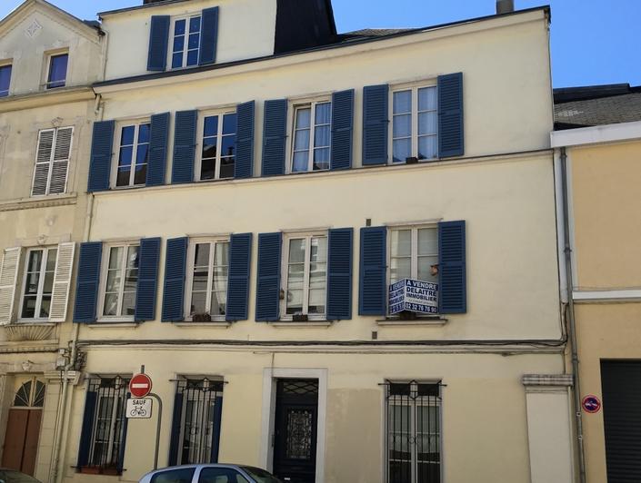  a vendre à Rouen gare , cette Maison  ancienne de  charme  en  bon état. Elle offre , une Entrée, une buanderie avec wc.  au 1 étage: un séjour salon, une  cuisine équipée,une  chaufferie au gaz. Au 2 étage: une  grande chambre, un palier, une salle de bains avec douche, un dressing. Au 3 etage : une  grande chambre av douche et une petite chambre. elle très lumineuse et  calme.