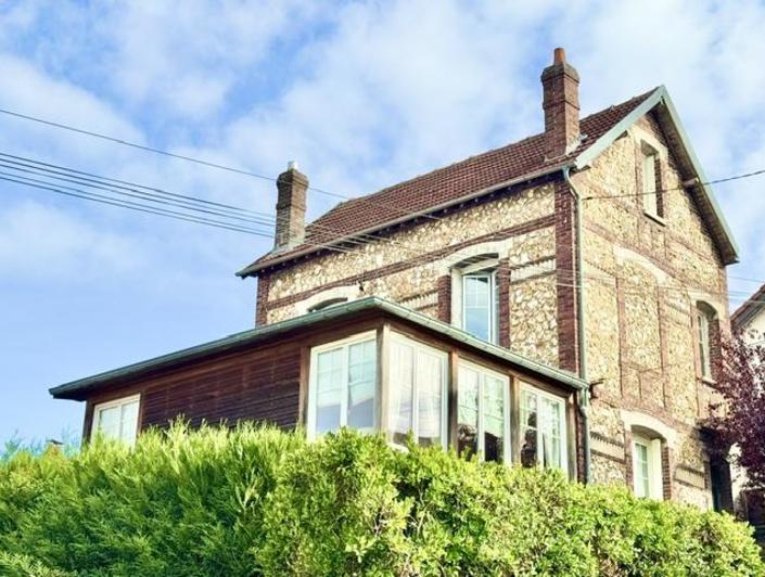 Votre agence de proximité locale DELAITRE IMMOBILIER vous propose ,  Cette maison de charme de 180 m2 HAB indépendante, avec jardin / terrasse  et garage .  Au calme et  plein sud ouest vous serez à deux pas du centre ville Rouen / Mont Saint Aignan cette maison de famille organisée :  Au rez de chaussée en  trois grandes pièces de réception, cuisine avec coin repas équipée et aménagée, dégagement, wc, salle de douches.  3 chambres avec sanitaires louées 900€ / mois   En étages :  4 chambres , deux...