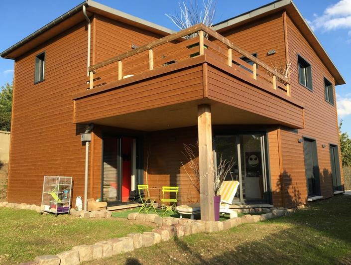 à vendre à Rouen C H U , cette Originale maison indépendante avec vue dégagée,jardin et stationnements trois véhicules . elle propose en Rez de jardin:  Une entrée, quatre chambres , un bureau, une lingerie, deux  salle de bains av wc .