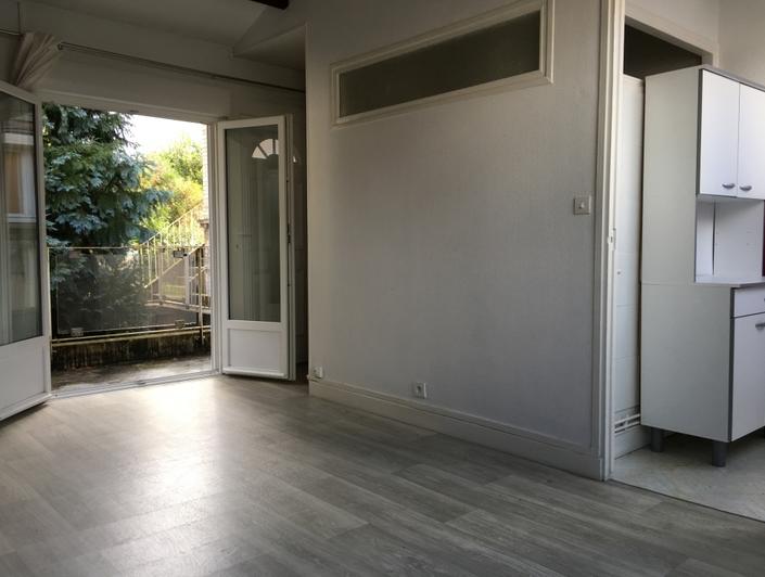 A vendre  à ROUEN JOUVENET ,ce studio avec PARKING en bon état et au calme offre,  une Entrée, une grande pièce principale, une cuisine meublée avec plaque de cuisson et réfrigérateur, une salle de bains avec wc.