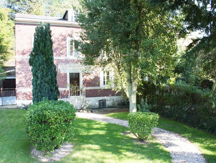 à vendre à MONT SAINT AIGNAN ST ANDRE, cette Maison ancienne d'environ 130 m2  sur cave et 400 m2 de terrain  avec parkings. elle propose une Entrée, un séjour , un salon ,une  cuisine, quatre  chambres , deux salles de bains . elle est à vendre au prix de 295000€uros.