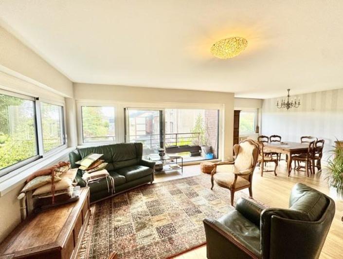 Situé au premier étage avec ascenseur vous accédez à une entrée, un grand séjour suspendu au dessus de jardin avec une jolie vue dégagée plein sud et calme .  il propose également une cuisine équipée et aménagée, 2  chambres avec salle de douches chacune .  La copropriété est constituée de 20 lots principaux et les charges mensuelles sont de 290€ chauffage et eau chaude inclus  Son prix  299000 € agence inclus à la charge du  vendeur   Les informations sur les risques auxquels ce bien est exposé sont...