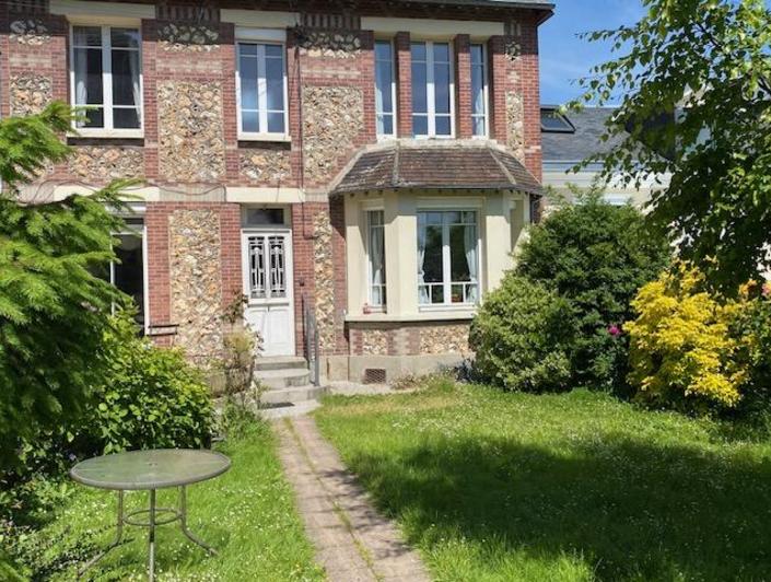 cette maison ancienne dans son écrin de verdure au calme et ensoleillée au coeur du quartier jouvenet sur plus de 200 m2 de terrain clos de murs.