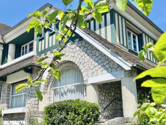  Bois Guillaume prox gare de ROUEN,  à vendre cette maison de charme  période Art Déco fonctionnelle (1930) et bien exposée avec garage  une voiture et parkings 3 voitures protégés.