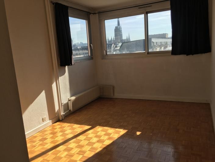 a vendre à rouen centre rive droite cet appartement F2  56 m2 avec ascenseur et une vue cathédrale, offre une entrée, une cuisine équipée,des  rangements,un  grand séjour, une salle de bains avec wc.   il y a 863 lots de copropriété et les charges annuelles tout compris sont élevée à 3192 €uros.  Son prix  est de 89000€uros FAI TTC.