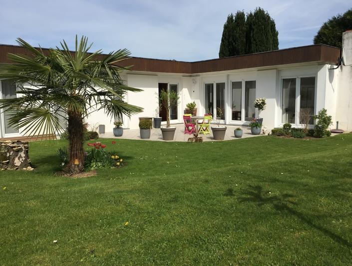 a vendre à  mont saint aignan, cette maison contemporaine indépendante de plein pied 120 m2 sur 650 m2 de terrain avec garage 2 voitures, propose une   entrée avec dressing, une cuisine équipée,une arrière cuisine,  une lingerie, une cave à vin,un  grand séjour salon avec conduit de cheminée, trois chambres, une salle de douches,une salle de bains, deux wc.  Très bon état et au calme, son exposition est  sud ouest et son chauffage est au Gaz.  Son PRIX est de  319 000€uros FAI TTC