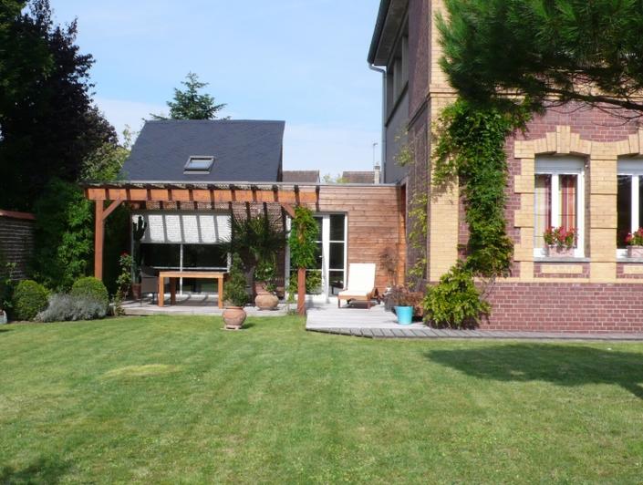 à vendre à bihorel, Dans belle propriété ancienne, cet appartement de 125 m² avec garage, cave et jardin privatif.   il propose un Séjour, une cuisine équipée ouverte,un  salon avec cheminée, trois  chambres, wc, une salle de bains, une salle de douches. il est au Calme et  plein sud.  il est à vendre 374000€uros.