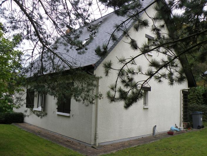 l'agence immobilière de bois guillaume propose à vendre Maison contemporaine avec un  grand jardin, un sous-sol et elle  comprend : une Entrée, une  cuisine , un grand séjour salon avec une cheminée, un  bureau et un wc.   Au premier étage: il y a  trois chambres, un dressing, une salle de bains, wc. son Chauffage est  individuel électrique.