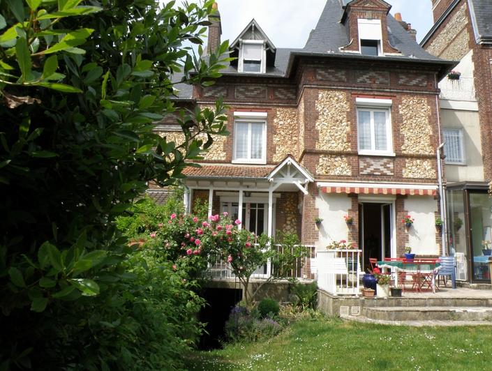 à vendre à rouen gare , cette Grande maison  ancienne de 200 m² habitables avec jardin, cave et parking. elle offre une Entrée, une cuisine équipée et aménagée, une cuisine d'été, un grand séjour salon avec cheminée, six  chambres, une salle de bain,une  salle de douche, un cabinet de toilette, trois wc. elle est au Au calmeet  plein sud.  elle est à vendre 500000 €uros.