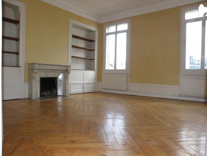 dans l'agence immobilibère de rouen rive droite , il y a un Appartement ancien de 80m²  à vendre avec  une cave. son  chauffage est  individuel au gaz.  il Comprend une entrée,un  séjour salon, une cuisine meublée, deux  chambres, une salle de bains. il est très Très lumineux et bien  exposé.