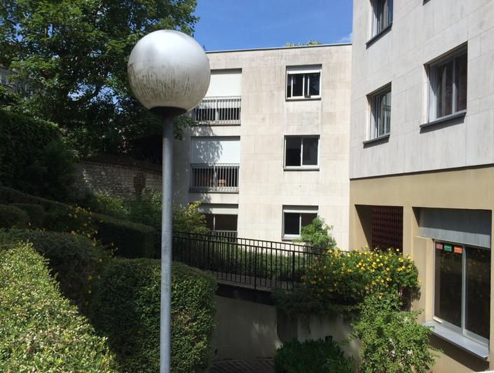 l'agence immobilière de bihorel propose à vendre , un APPARTEMENT DE 118 M² AVec une TERRASSE. il offre un GRAND SEJOUR SALON , une CUISINE EQUIPEE, quatre CHAMBRES, une  SALLE DE BAINS ,  deux WC. pour stationner, il y a deux  PARKINGS. il est AU CALME  et a une BONNE EXPOsition.