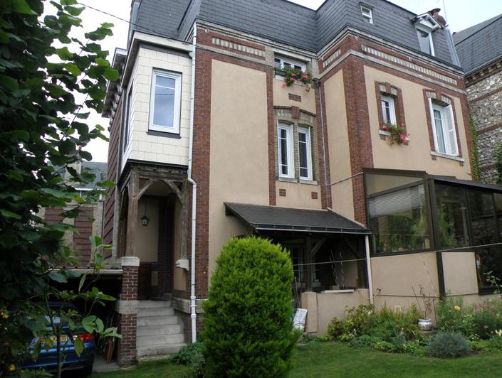 Situé à Rouen St Gervais, cette maison ancienne indépendante de 190m² avec stationnement et jardin est à vendre .   elle offre une Entrée, un séjour salon avec cheminée, une  cuisine, six chambres, une salle de bains, une salle de douches. Elle est Au calme,en  bon état.