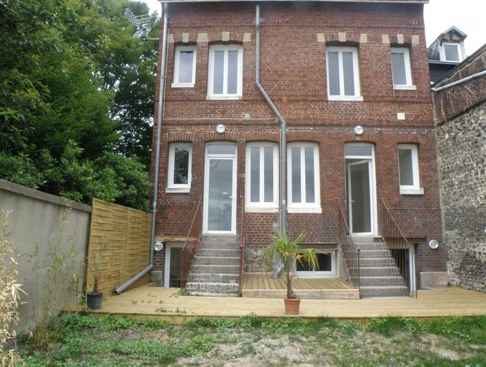 il y a à rouen centre rive droite a vendre une Maison ancienne  indépendante avec un  jardin clos de murs.   elle propose un Grand séjour, une cuisine, une  arrière cuisine, quatre chambres, une salle de bain, une salle de douche et elle est Plein sud.