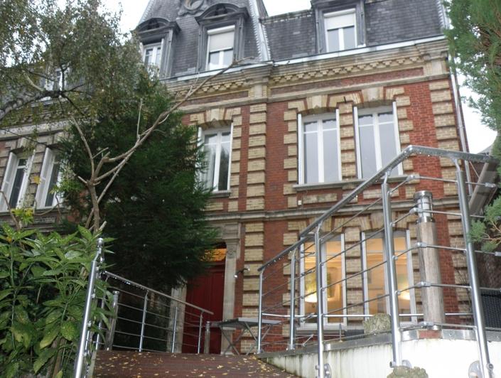 l'agence immobilihère de Rouen gare propose à vendre , une Maison ancienne  avec une  terrasse et  un garage.  Vous trouverez une Entrée, une cuisine équipée,un coin repas, un séjour et un  salon avec cheminée, cinq chambres, un bureau,une salle de douche, une salle de bain, trois wc. elle est Plein sud et  au calme.