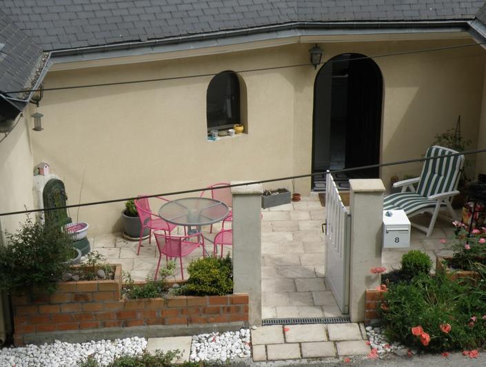 à vendre à rouen chu , cette Maison contemporaine avec terrasse et un  garage .   .elle offre une Entrée, une cuisine équipée, une grande réception, trois  chambres, une  salle de bains etv deux WC.