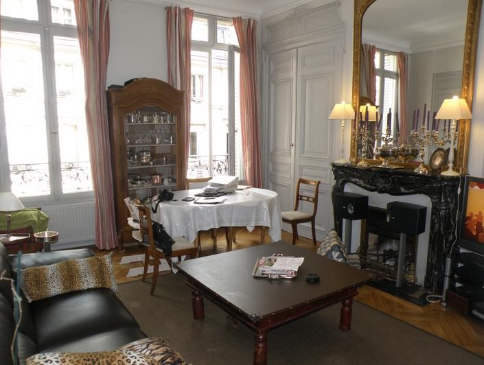 il y a vendre à  Rouen gare, un  appartement ancien  de 81m² avec une  cave.il  comprend une Entrée, une  grande réception avec cheminée, deux chambres, une cuisine équipée,une salle de bains.  son Chauffage est individuel au gaz.  les  Parquets et  moulures anciennes sont en Trés bon état.