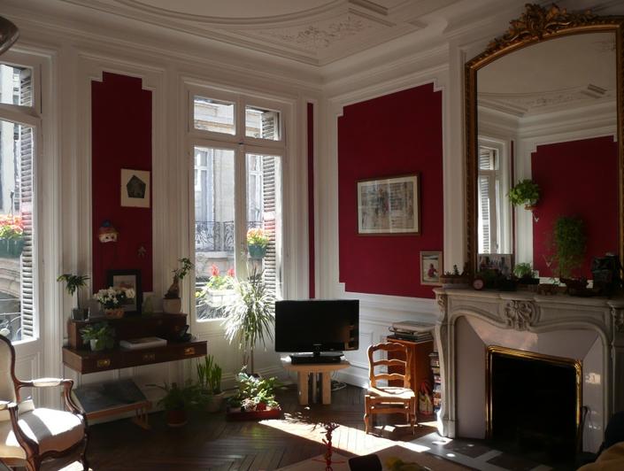 à vendre à rouen rive droite à coté de la gare , cette Maison ancienne  comprend:  une entrée,une  cuisine,un séjour, un salon avec cheminée, cinq chambres,un  bureau, un salle de bains, une salle de douches, une lingerie et son grenier peut être aménagé. les  Parquets, les  moulures et les  cheminées sont pésentent.  elle est à vendre 400000 €uros.