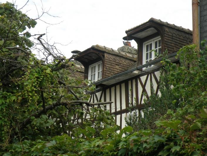 il y a à vendre à rouen St Gervais, une  Maison ancienne de 90m² à rénover .  il y a du Charme elle est  au calme et  plein sud. 