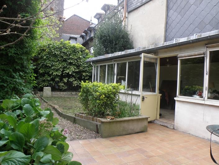 il y a une Maison ancienne de 114 m² sur 220m² de terrain à vendre dans l'agence immobilière de bihorel .  elle propose une  Entrée, une cuisine, un séjour salon, wc, quatre chambres, une  salle de bains.  Elle est au calme et  plein sud.