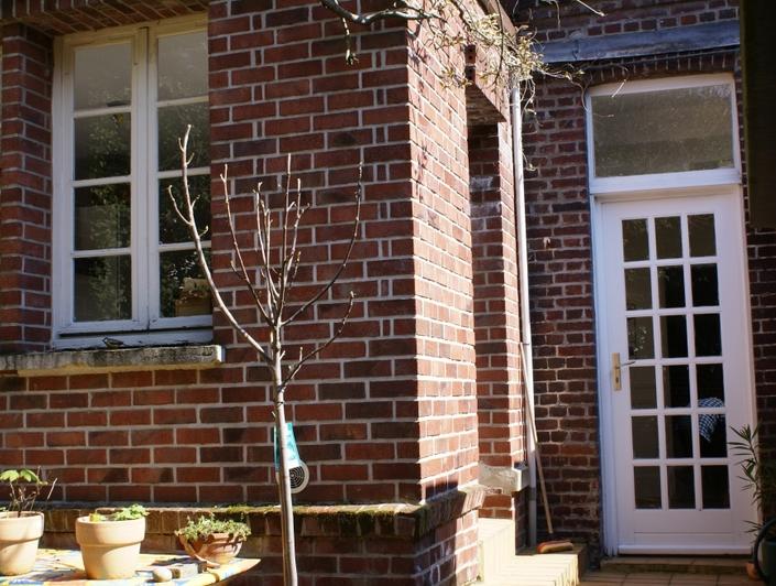 cette MAISON ANCIENNE est à vendre à ROUEN GARE.   Elle offre une  CAVE COMPLETE , 110 M² DE TERRAIN ainsi qu'une ENTREE, un SEJOUR AV CHEMINEE,une SALLE A MANGER,une CUISINE MEUBLEE, trois CHAMBRES, une SALLE DE BAINS,une  SALLE DE DOUCHES. Sa TERRASSE est au calme et son CHAUUFFage est  AU GAZ . Son PRIX est de  239000€ .