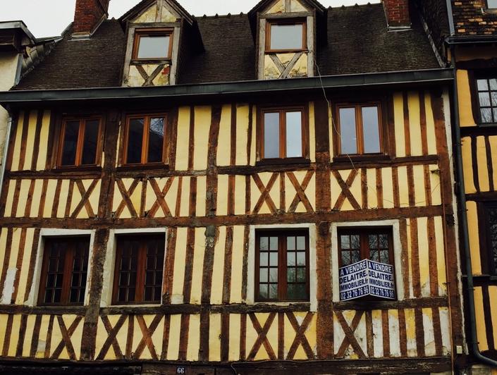 l'agence de bois guillaume a à vendre à ROUEN  CHU, un  APPARTEMENT ancien   qui propose une ENTREE, une LINGERIE , un GRAND SEJOUR , une CUISINE EQUIPEE, une CHAMBRE, une SALLE DE BAINS. il est PLEIN SUD et il y a de  FAIBLES CHARGES.