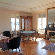 A vendre à Rouen centre vieux marché,  cet appartement ancien de 151 m2 habitable avec vue dégagée offre une  entrée, du dégagement,des rangements, un bureau,un grand séjour, une grande cuisine équipée, deux grandes chambres,une  salle de douches, un wc.  Tous les parquets,moulures et cheminées ont été préservées.