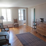 A vendre à Rouen centre vieux marché,  cet appartement ancien de 151 m2 habitable avec vue dégagée offre une  entrée, du dégagement,des rangements, un bureau,un grand séjour, une grande cuisine équipée, deux grandes chambres,une  salle de douches, un wc.