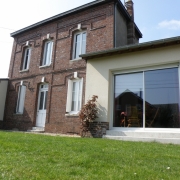 cette Maison ancienne située à bihorel village  avec jardin et double garage est à vendre .Elle offre une  Grande réception de 37 m², une cuisine équipée, trois  chambres, un bureau et une  cave. elle est en Très bon état, au calme,et très  ensoleillée.  Son prix est de 350 000 €uros.