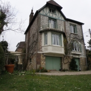 Située à mont saint aignan , il y a une Maison ancienne indépendante à vendre  avec une  cave,un  jardin et un  garage. elle propose une Entrée,un  grand séjour, une cuisine meublée, cinq chambres, un bureau,une  salle de bains, deux salles de douche. elle est Au calme, plein sud et en  bon état.