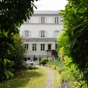 agence immobilière à mont saint aignan, est à vendre une Maison ancienne avec un garage et un jardin;  elle  comprend une entrée,un  salon avec cheminée, une lingerie, une cuisine équipée et  aménagée, deux  chambres, un  bureau, une salle de bains, un dressing,un  wc, une  salle de doucheset un  wc.  il offre des Parquetset des  moulures en très  Bon état.