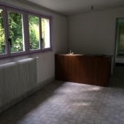 à vendre à  rouen rive droite gare , dans un site privilégié , cette maison de 37 m2 indépendante avec jardin propose   une entrée, un  séjour, un cuisine ouverte  avec deux  chambres, une salle de bains.  des travaux sont à prévoir.  les Charges annuelles sont de  496 €uros par an et son  PRIX  est de 66000 €uros  FAI TTC.