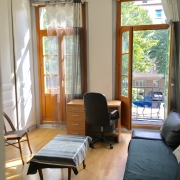 A vendre  à Rouen gare rive droite , cet appartement studio  de 27 m2 avec balcon offre   une entrée, une pièce principale,une cuisine meublée,une salle de douches avec wc.  les charges de  copropriété sont élévées à 916 €uros par an et il y a dix lots de copropriété.  Son prix est de  79 000€uros TTC FAI.