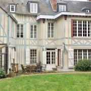 A vendre à rouen gare  rive droite    cette maison ancienne  du 18 ème avec parquets,moulures et cheminées  offre 242 m2 habitable avec garage 2 voitures et un jardin.  Sa entréé, son grand séjour, son salon , son bureau,ses  dégagement, sa cuisine équipée,et son jardin d'hivers sont exposés coté jardin au calme.  Dans les étages, les sept  chambres avec salle de bains et salle de douches offre un grand confort. Son jardin est clos de murs.