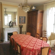 A vendre à rouen gare  rive droite    cette maison ancienne  du 18 ème avec parquets,moulures et cheminées  offre 242 m2 habitable avec garage 2 voitures et un jardin.  Sa entréé, son grand séjour, son salon , son bureau,ses  dégagement, sa cuisine équipée,et son jardin d'hivers sont exposés coté jardin au calme.  Dans les étages, les sept  chambres avec salle de bains et salle de douches offre un grand confort. Son jardin est clos de murs.