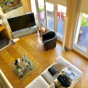 A vendre à Mont saint aignan saint andré , cet appartement duplex de 154 m2 avec terrasse et vue dégagée, offre  un entrée avec rangement, une cuisine équipée,un  grand séjour salon avec cheminée avec accés terrasse,une chambre avec bureau,un wc .  A létage : vous trouverez un grand palier , deux  chambres, une salle de bains av wc rangements.