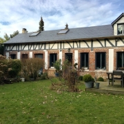 A vendre  à mont saint aignan village , cette maison ancienne de charme "esprit corp de ferme"en très bon état offre   une entrée, un grand séjour salon avec cheminée, une cuisine équipée avec coin repas,  un studio comprenant une  pièce principale , une cuisine,une  salle d'eau.  A l'étage, vous trouverez trois chambres , un  bureau palier, une salle de bains.  sonGrand jardin clos et plat permet l'accés à un garage en dépendance et à un parkings.