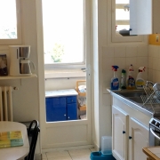 A  vendre à bois guillaume cet appartement de 84 m2 avec balcon ascenseur parking et cave, propose une  entreé, des rangements, un  séjour av loggia, une cuisine meublée,trois  chambres, une salle de bains et reste plein sud au calme.  Les charges de copropriété sont de 2800€ par an et li y a 192 lots de copropriété.   