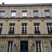 à vendre  ROUEN GARE  RIVE DOITE , DANS ce BEL IMMEUBLE EN PIERRE, cet Appartementen duplex de 84 m2 avec parking offre une entrée,un  séjour, une cuisine équipée, deux  chambres, un bureau, une  salle de douches,un  wc, des placards.