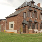 A vendre à mont saint aignan cette maison ancienne de 140 m2 hab avec jardin et double garages permet un agrandissement.  elle offre au rez de chaussé une cuisine meublée, un coin repas, un grand séjour avec cheminée, un dressing-lingerie, une salle de douches,un  wc, une  chambre.  Au 1 er étage , vous trouverez deux chambres un bureau une salle de bains un dressing et au 2 etage une grande chambre mansardée.  Son chauffage et sa production d'eau chaude sont  au gaz et cette maison est expoée plein sud...