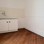 a vendre à Rouen centre rive droite, cet appartement ancien  F1 bis 30 m2  propose  une  entrée, un wc,une  cuisine, un  séjour avec rangement,une  salle de douches.  les charges de copropriété sont de  1120 € par an; il est  plein sud avec une  vue dégagée et  au calme.  il y a 14 lots de copropriété et son  chauffage est  individuel.